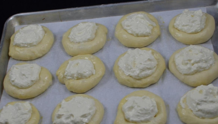 1. Этап. Дрожжевые ватрушки: Лепешки выкладываем на противень, застеленный бумагой для выпекания. Наполняем тесто начинкой и разогреваем духовку до 180 градусов. Булочки отправляем выпекаться на 30 минут до золотистого цвета.