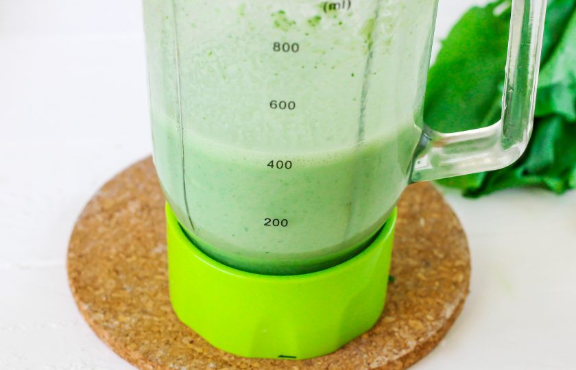 1. Этап. Смузи со щавелем: Взбейте все до измельчения на пульсирующем режиме примерно 3-4 минуты.