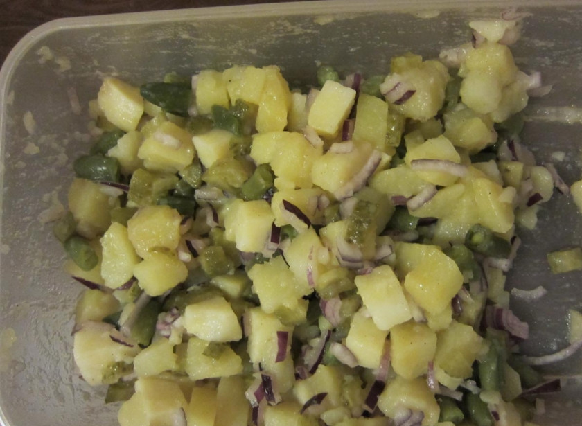 1. Этап. Салат с картошкой и солеными огурцами: 5. Немного перца (можно использовать в этот простой рецепт салата с картошкой и солеными огурцами и другие специи по вкусу) и растительного масла. Заправьте и перемешайте салат.