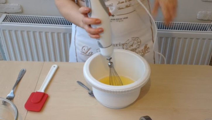 1. Этап. Пышный бисквит на меду: 1. Яйца берите комнатной температуры, отделите желтки от белков. Желтки отставляете в сторону, а белки взбиваете до пышной пены со щепоткой соли.