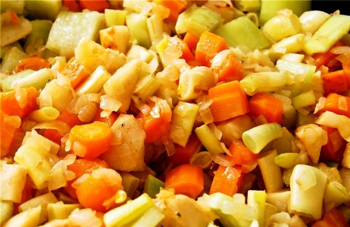 1. Этап. Суп из телячьего хвоста: Пассеруем в растительном масле на сковороде лук, через пару минут добавляем морковь и сельдерей, пассеруем до мягкости.