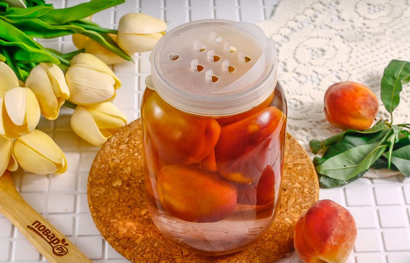 1. Этап. Компот из персиков с косточкой на зиму: Затем горячую жидкость слейте, снова вскипятите воду в чайнике или кастрюле, снова залейте ее в банки и пропарьте фрукты 10 минут. Затем воду слейте.