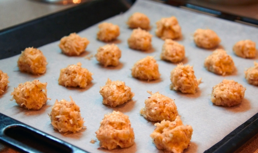 1. Этап. Печеньки быстрые: Духовку разогрейте до 200 градусов. На противень положите промасленную пергаментную бумагу. При помощи чайной ложки сформируте шарики и выложите на противень.