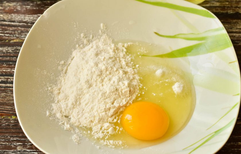 1. Этап. Гороховый суп с лапшой: В миске соедините яйцо, щепотку соли и муку.