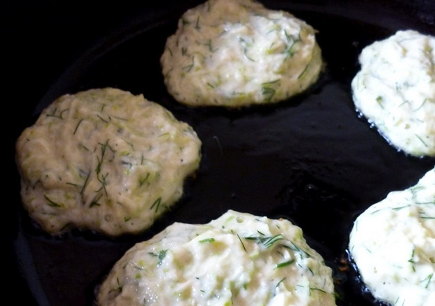 1. Этап. Сырные оладьи: Разогрейте растительное масло. Выложите оладушки и обжарьте их с двух сторон до золотистой корочки.