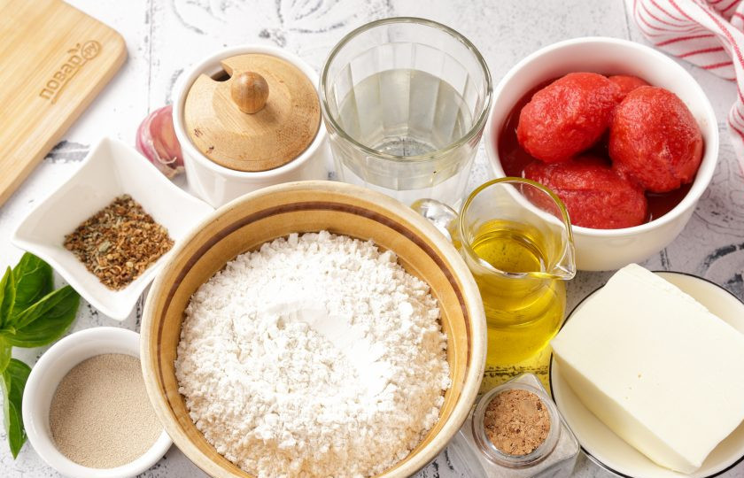 1. Этап. Пицца Нью-йорк: Подготовьте все ингредиенты по списку. В качестве начинки можете взять всё, что вам захочется, у меня сегодня сырная пицца.