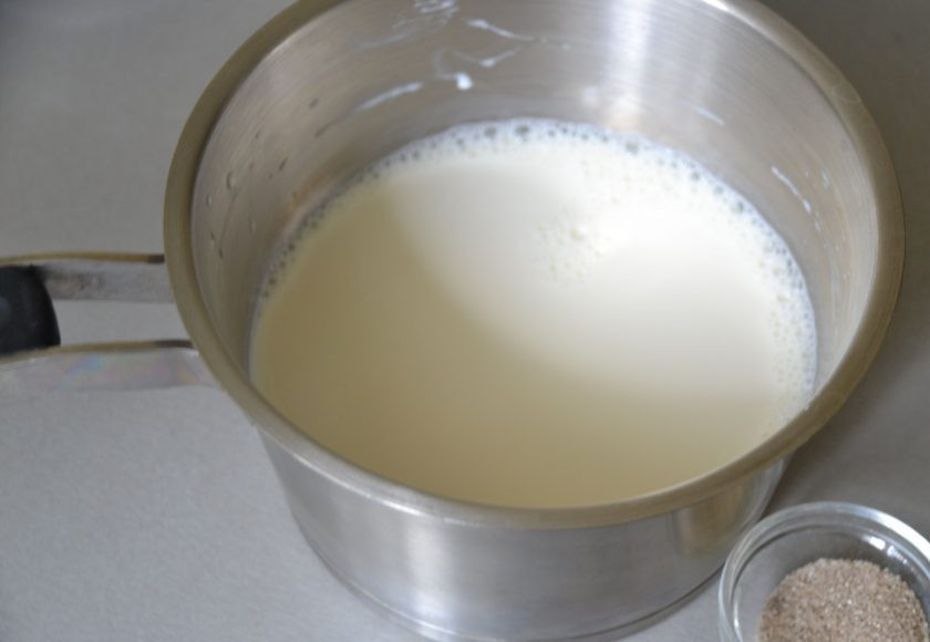 1. Этап. Глазурь для эклеров: Первым делом займитесь кремом, для этого доведите до кипения 600 мл. молока, добавьте в него ванильный сахар.