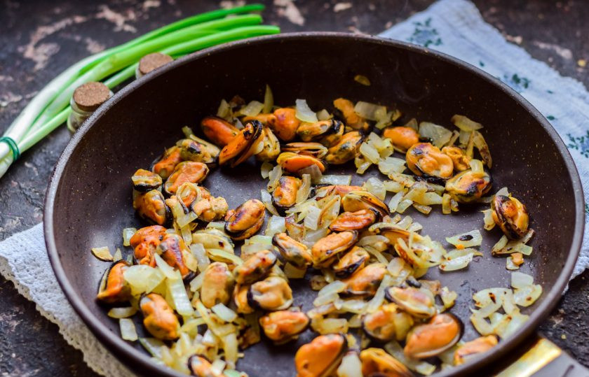 1. Этап. Мидии жареные с луком: Жарьте мидии 7-10 минут, периодически помешивайте, чтобы не пригорели. Соль и перец добавьте по своему вкусу.