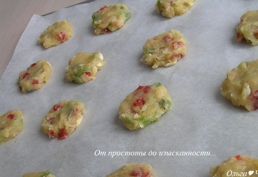 1. Этап. Печенье с макадамией по-флорентийски: С помощью двух чайных ложек выкладывайте небольшие кусочки теста на застеленный бумагой для выпечки противень. У меня получилось 20 маленьких заготовок.