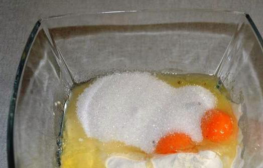 1. Этап. Печенье Конвертики с творогом: Муку насыпьте в миску, вбейте яйца и добавьте 3 ложки сахара.