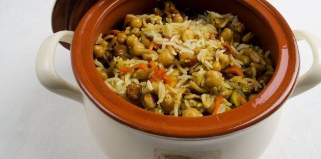 1. Этап. Плов с нутом в мультиварке: Удаляем чеснок и подаем плов к столу. Приятного аппетита!