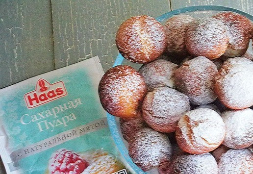 1. Этап. Лаймовые пончики на сгущённом молоке: Золотистые шарики выложить на бумажное полотенце, чтобы убрать излишки жира. А затем посыпать сахарной пудрой. У меня сахарная пудра с добавление натуральной мяты, что делает пончики ещё ароматнее и вкуснее.