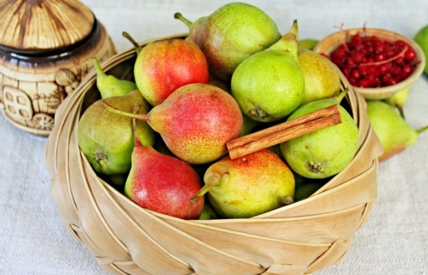 1. Этап. Начинка для зимних пирогов из груш с лимонником и корицей: Подготовим грушу, сахар, палочку корицы и ягоды китайского лимонника.