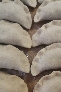 1. Этап. Ржаные вареники с картофелем и грибами: Лепим вареники. Затем отвариваем в подсоленной воде не более 3 минут после того, как закипит. Подаём с маслом, сметаной или поджаренным луком, как у меня.