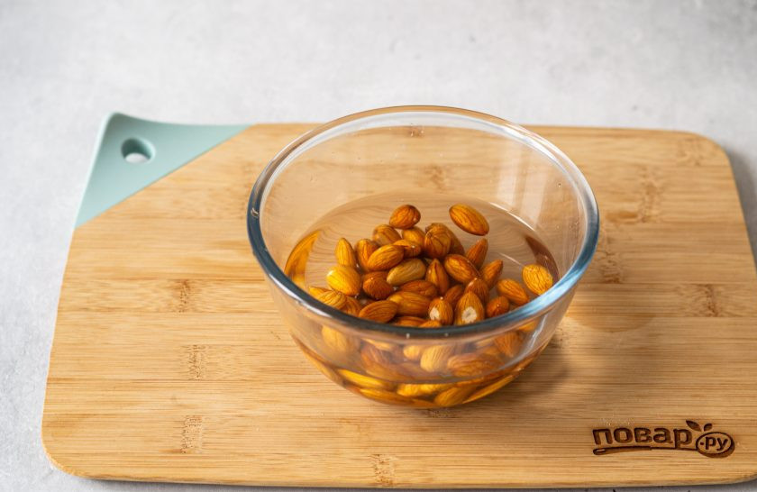 1. Этап. Миндальный тофу: Миндаль предварительно замочите в воде на ночь.