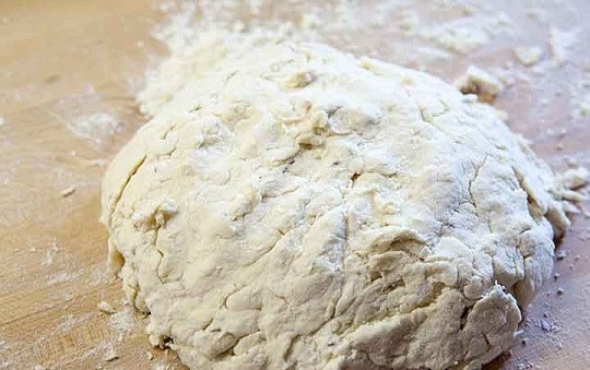 1. Этап. Хлеб с тмином: 3. Замесите однородное тесто. Оно не должно быть слишком сухим, но и липнуть к рукам сильно тоже не должно.