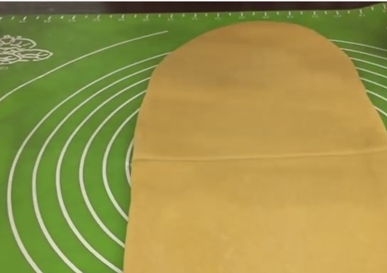 1. Этап. Вкусная домашняя лазанья (плюс рецепт теста): 9. Достаньте тесто из холодильника, поделите его на 3 части, каждую из них нужно хорошенько вымесить руками. Далее надо раскатать тесто приблизительно в форме прямоугольника и разрезать его пополам.