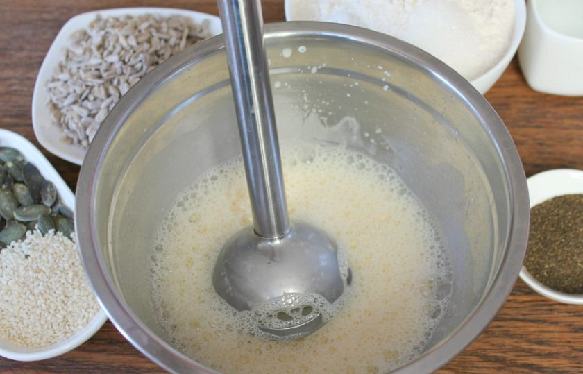 1. Этап. Галеты с семечками: Взбиваем блендером.