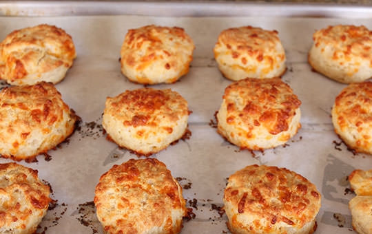 1. Этап. Закусочные сырные печенюшки: 5. Выложите на противень и отправьте в разогретую до 200 градусов духовку. Запекайте минут 15 до румяности.