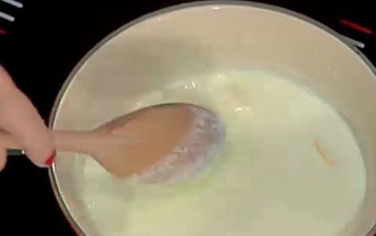 1. Этап. Манная запеканка: Поставьте кастрюлю на огонь и варите манку 15-20 минут, постоянно перемешивая.