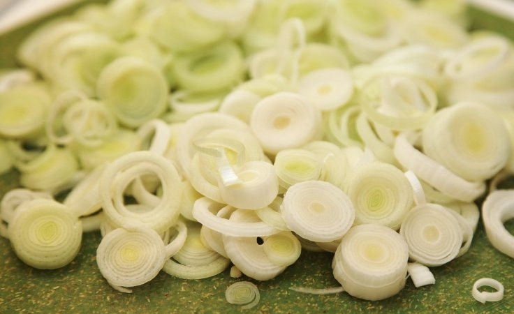 1. Этап. Луковый суп с курицей: Кольцами нарезаем белую часть лука-порея.