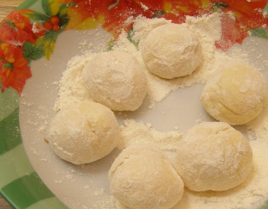 1. Этап. Творожные шарики, жареные в масле: Обмакните в муку.