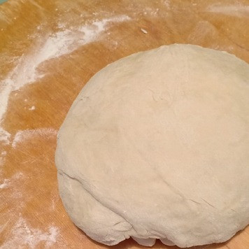 1. Этап. Вареники с мясом и картофелем: Тесто положить на разделочную доску, обмять, немного вымесить. Если нужно, добавьте еще немного муки.