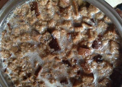 1. Этап. Квас из сухарей: Квас бродит, сухари должны подняться кверху.