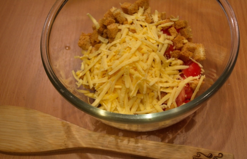 1. Этап. Салат Обезьянка с сухариками: Натрите на терке твердый сыр.