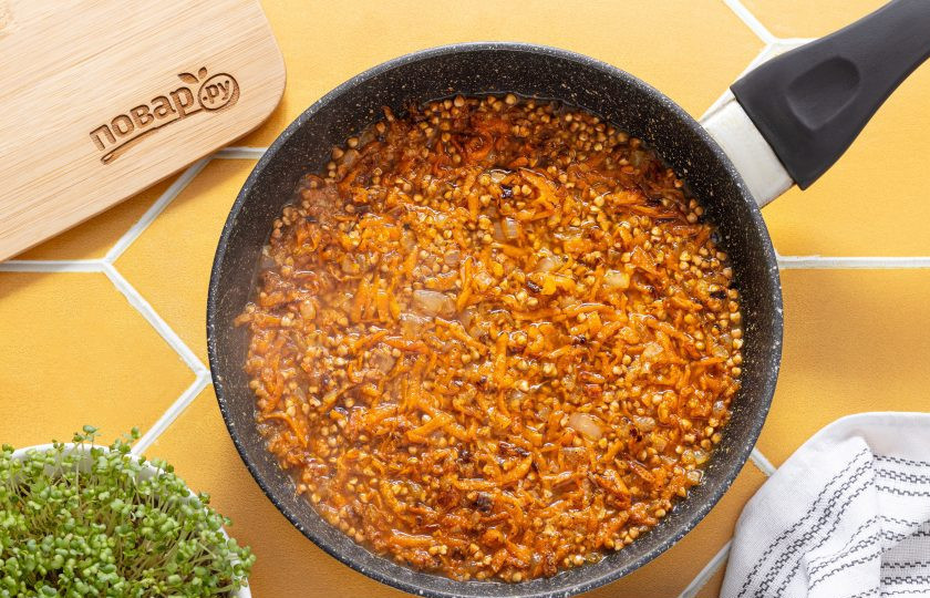 1. Этап. Котлеты из гречки с овощами: Влейте горячую воду, доведите до кипения и варите на небольшом огне 15-20 минут под крышкой, пока гречка не будет полностью готова. Она должна хорошо развариться и стать мягкой.