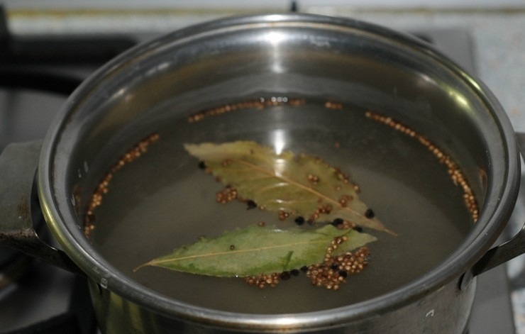 1. Этап. Черемша маринованная: Теперь можно поставить готовиться маринад. Два литра воды поместите в кастрюлю. Туда всыпьте соль, сахар, любимые специи, вылейте уксус и положите лавровый лист. Маринад вскипятите.
