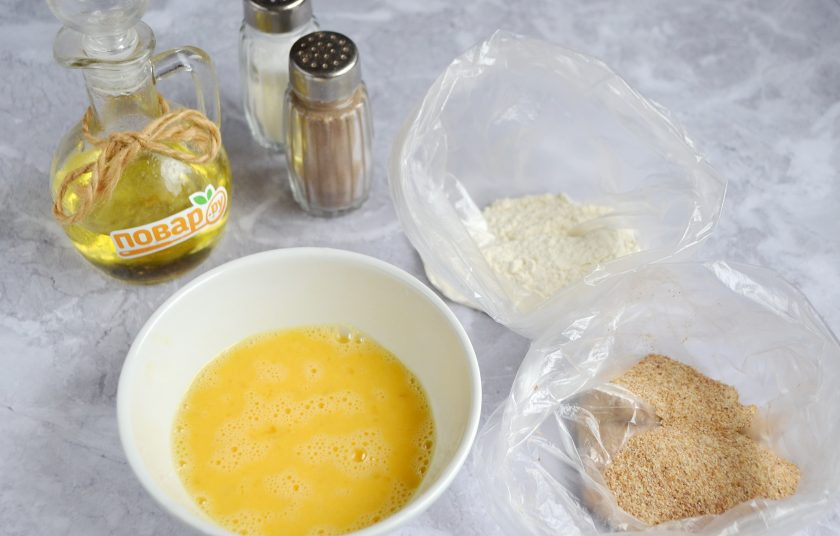 1. Этап. Обжаренные фаршированные яйца: 2. Подготовьте 2 вида панировки: муку, сухари. Мне удобно панировать в пакетах, можно делать это в тарелочках глубоких. Одно яйцо взболтайте, положите щепотку соли.