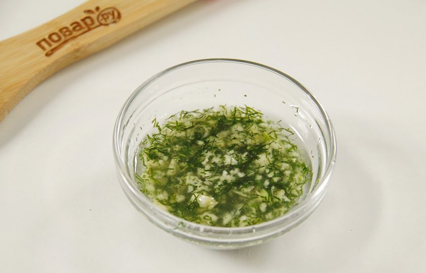 1. Этап. Домашний рататуй: Укроп измельчите, добавьте 3 ст. л. оливкового масла, немного соли и пропущенный через пресс чеснок.