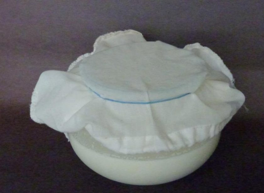 1. Этап. Сметана дома: 3. Возьмите марлю или натуральную ткань, накройте ей горлышко и перевяжите резинкой.