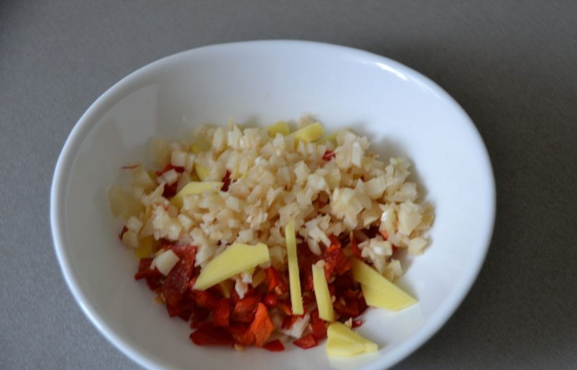 1. Этап. Кальмары в чесночном соусе: Выложите чеснок, имбирь, перец в миску.