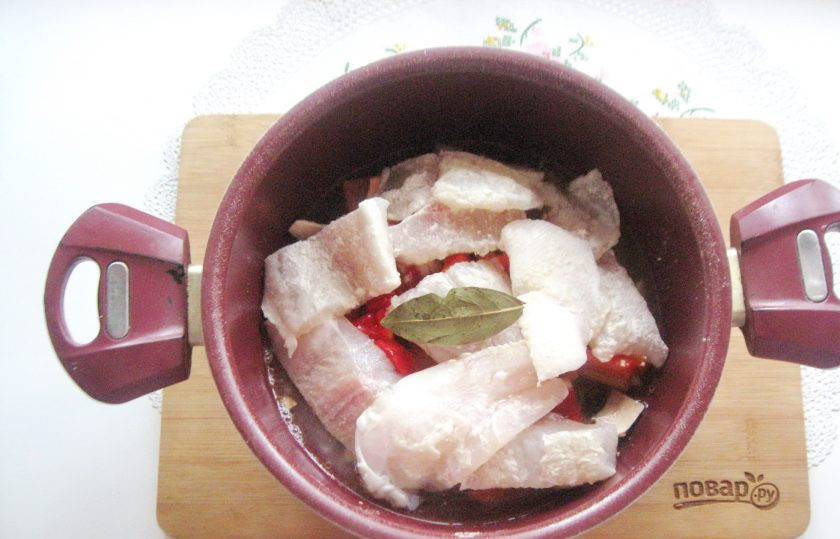 1. Этап. Рыбное соте: Добавьте соль, сахар, лавровый лист. Налейте стакан воды.