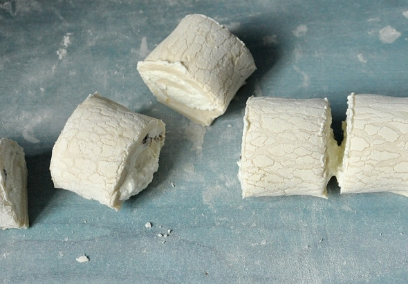 1. Этап. Круассаны с творогом: Разрежьте на равные круассаны.