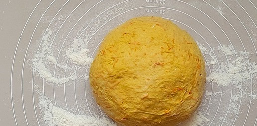 1. Этап. Морковные пироги с индейкой: Припылить слегка поверность рабочей зоны и выложить тесто. Округлить.