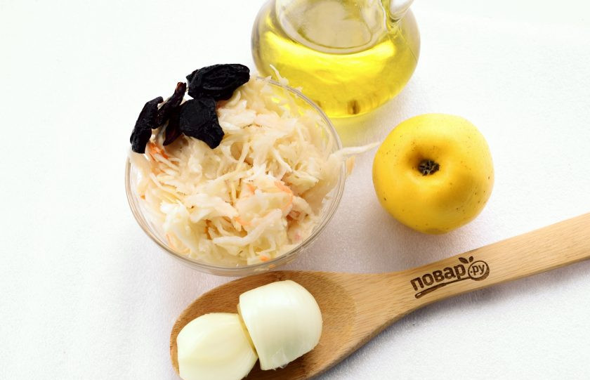 1. Этап. Картопляники с постной начинкой: Для начинки нам понадобятся квашеная капуста, лук, яблоко и чернослив. Квашеную капусту отожмите, лук очистите, яблоко помойте, чернослив замочите на 15 минут в теплой воде.