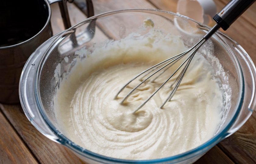 1. Этап. Венские вафли на кефире: Перемешайте все венчиком до получения пышного теста, которое по консистенции достаточно густое, чтобы падать с ложки, а не стекать.