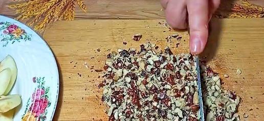 1. Этап. Яблочный штрудель в лаваше: Нарежьте мелко грецкие орехи