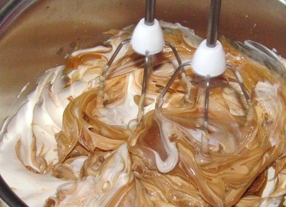 1. Этап. Крем для кекса из сгущенки: 2. Добавляем сметану и продолжаем взбивать, можно добавить орехи или любую другую начинку по вкусу (арахис, миндаль, корицу, ваниль и прочее), карамельный соус. Взбиваем все ингредиенты на небольшой скорости, чтобы от масла не отслоилась вода.