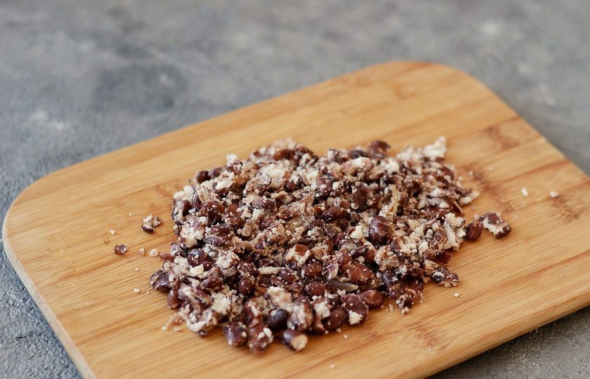 1. Этап. Киркаш: Отделите половину фасоли и разомните ее вилкой.