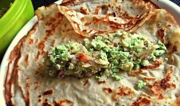 1. Этап. Блины со скумбрией: 5. На блин выкладываем 2 ложки начинки, заворачиваем его конвертом.