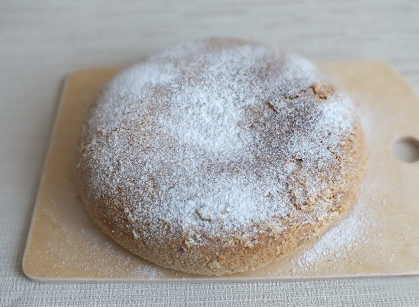 1. Этап. Насыпной пирог в мультиварке: Готовый пирог можно присыпать сахарной пудрой.