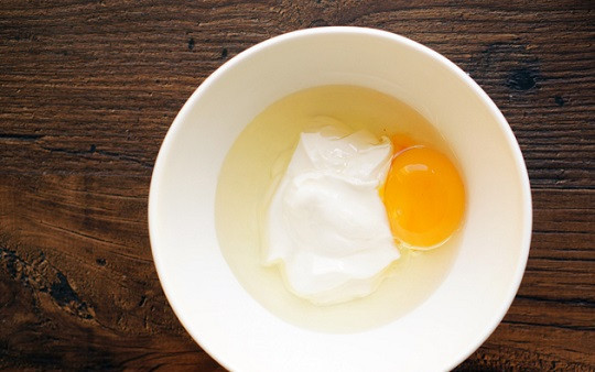 1. Этап. Печенье легкое: 3. Вбить яйцо и как следует перемешать.