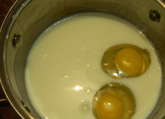 1. Этап. Флан испанский: Из молока нужно достать палочку корицы. Остудите молоко до 30 градусов. Затем добавьте в него яйца и сахар с ванилью.