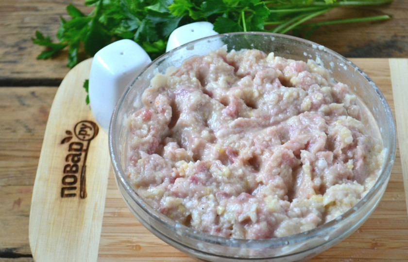 1. Этап. Котлетки с секретом Любимые: Полученную массу хорошенько перемешайте рукой. Она получится более жидкой, чем для обычных котлет. Не пугайтесь, вы все сделали правильно. Ваши котлетки получатся сочными и нежными.