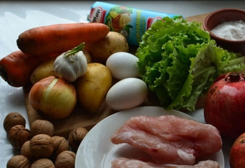 1. Этап. Гранатовый браслет салат без свеклы: Подготовим ингредиенты для салата. Отварим куриное филе, яйца, морковь и картофель.