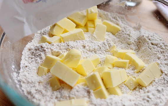 1. Этап. Овсяные британские сконы: 1. Смешайте муку, молотую овсянку, разрыхлитель, соль и сливочное масло в одной миске.